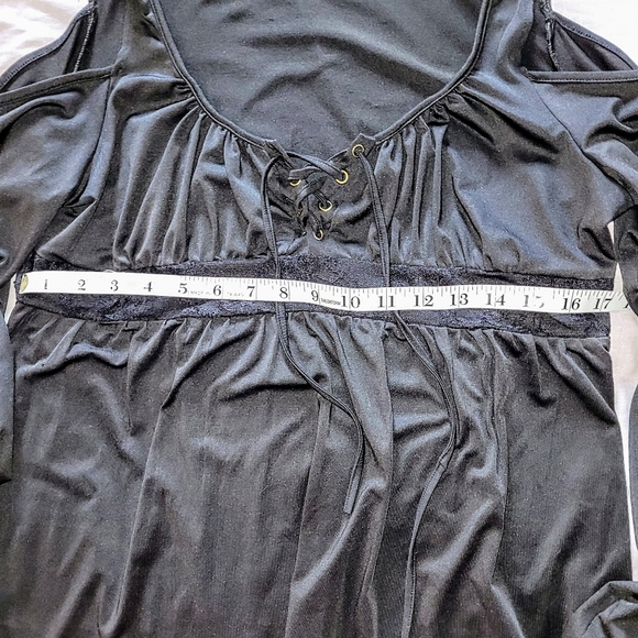 Ladies Gothic inspired top, Size XL, lace up bust, bell sleeves, cold shoulders - Picture 7 of 10